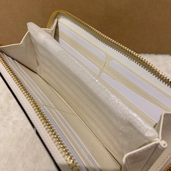 Crossgrain Leather Accordion Zip Wallet - Picture 4 of 5